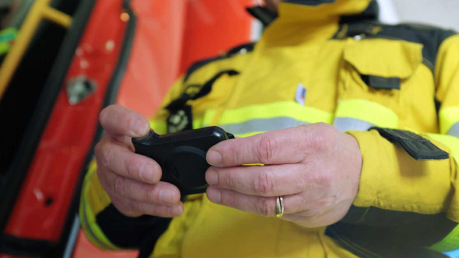 Feuerwehr, Feuerwehrmann am Pager