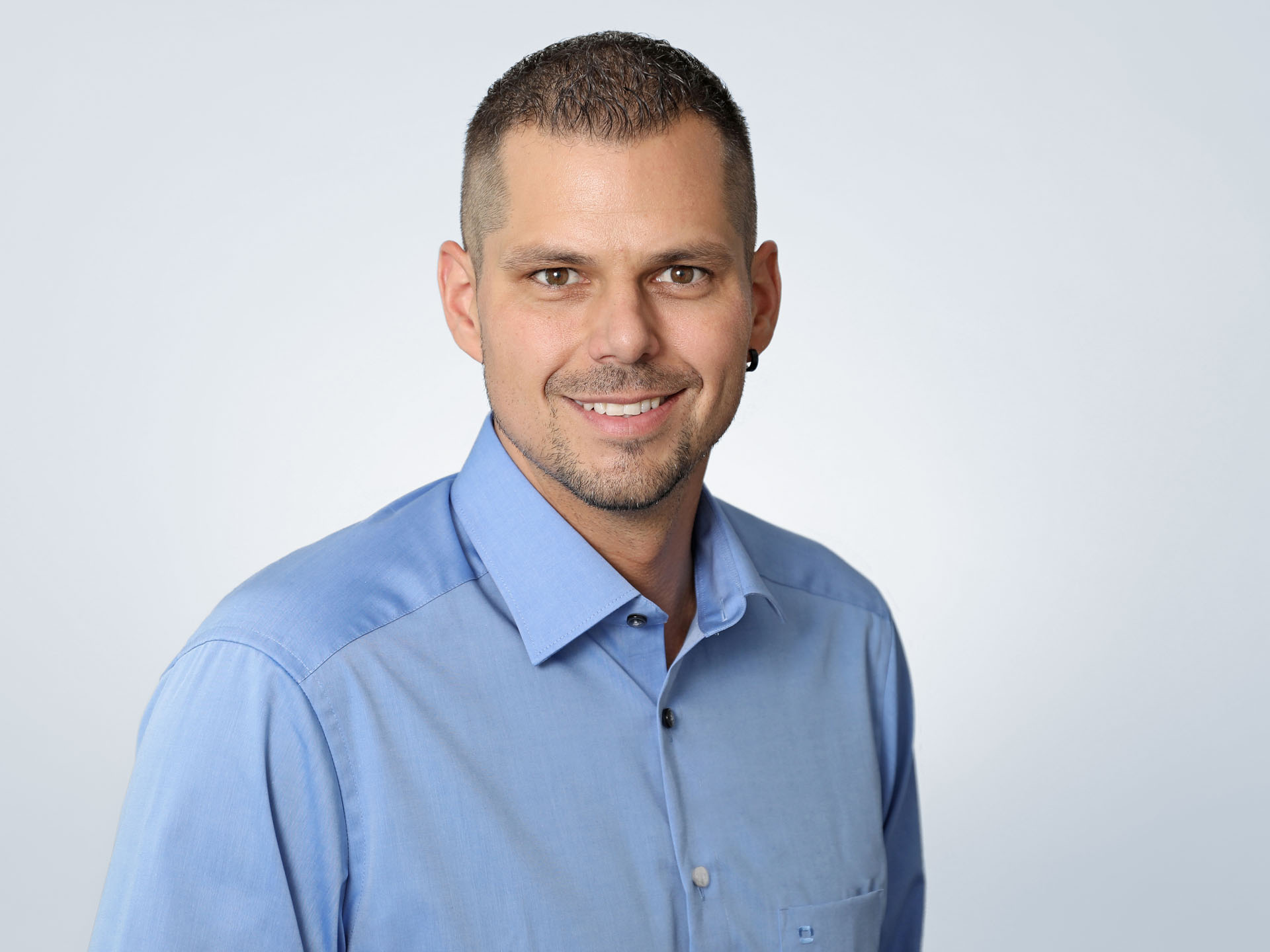 Thomas Brügger lachend, Portraitbild