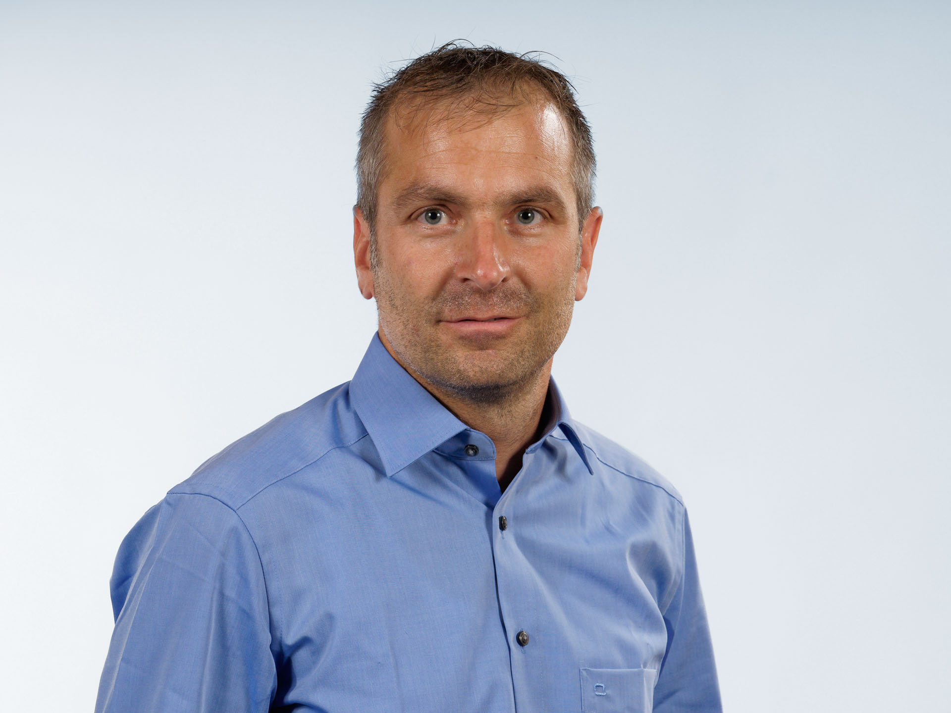 Marco Eichholzer lachend, Portraitbild