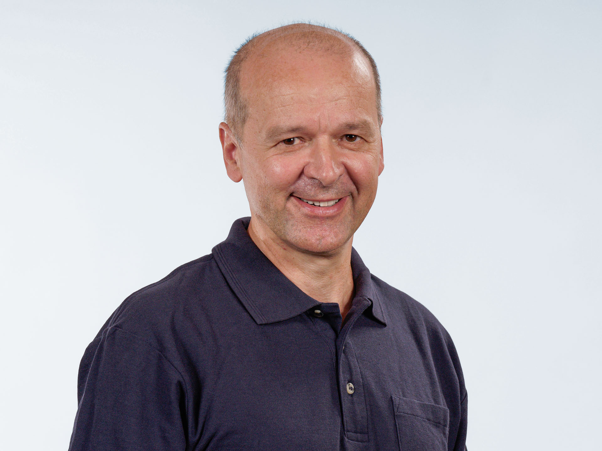Andrej Leder lachend, Portraitbild