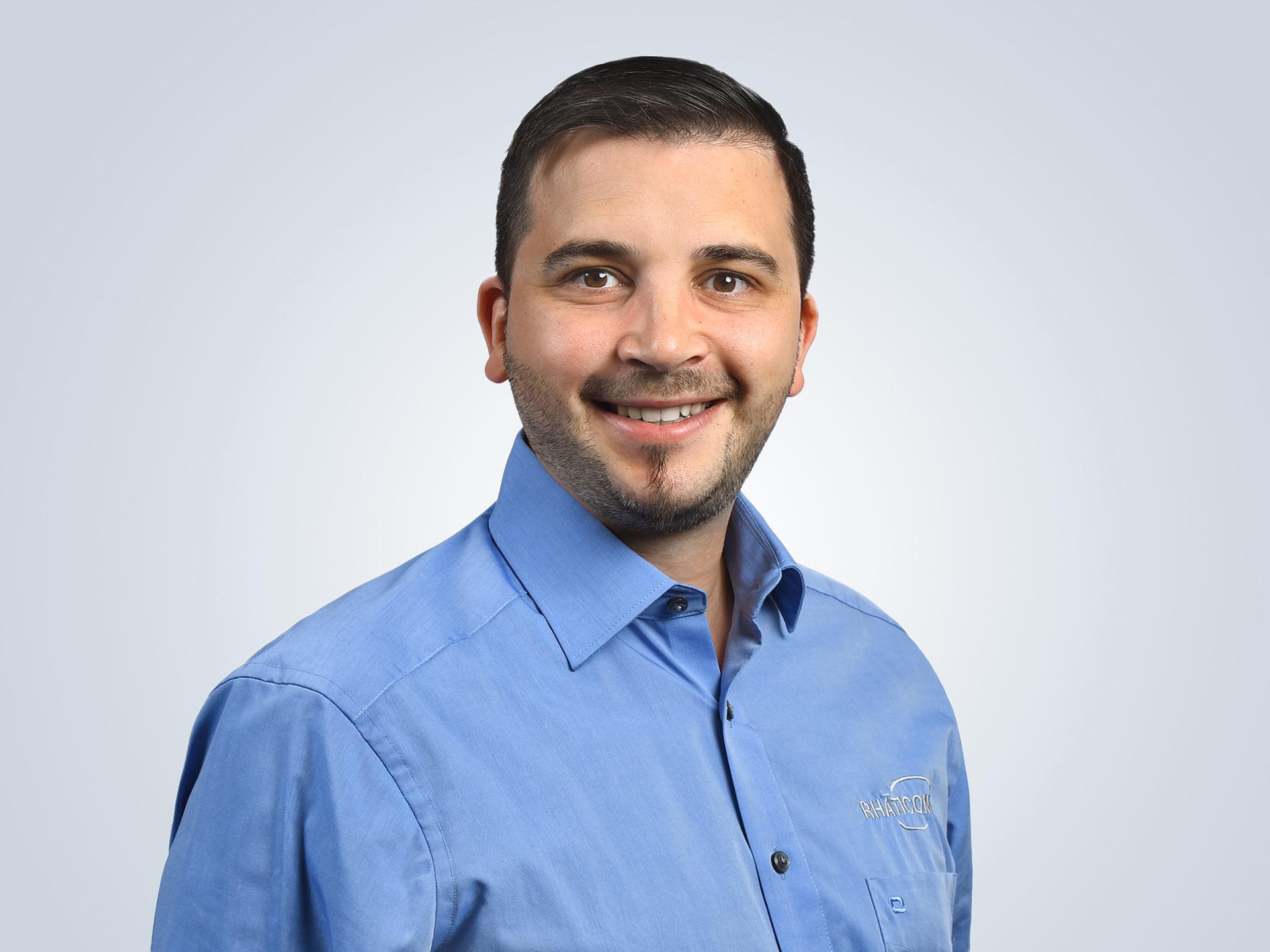 Stefano Maniglio lachend, Portraitbild