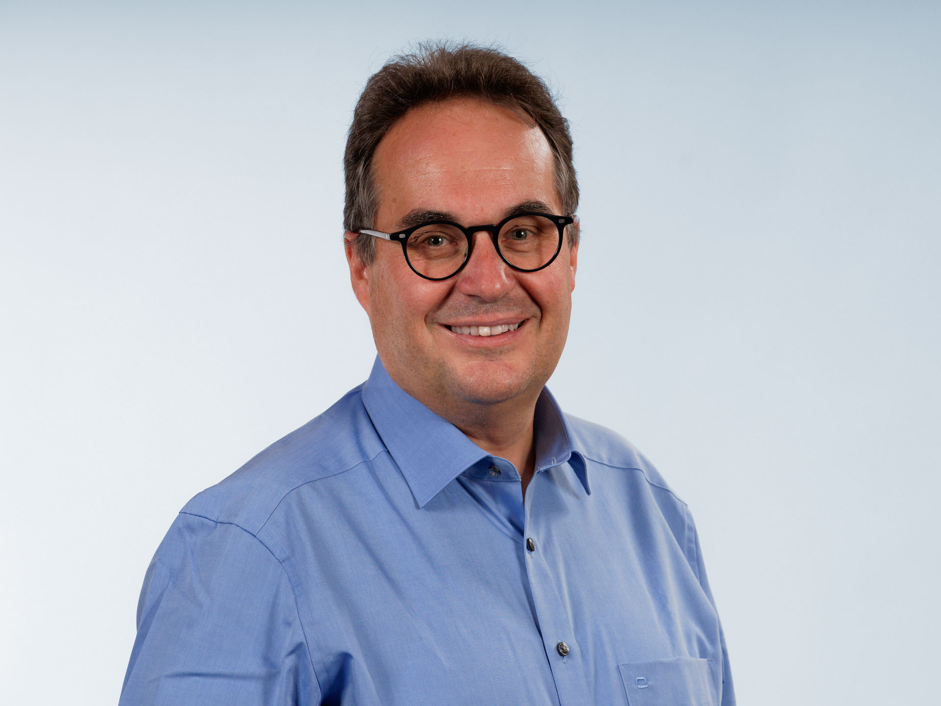 Rico Strimer lachend, Portraitbild