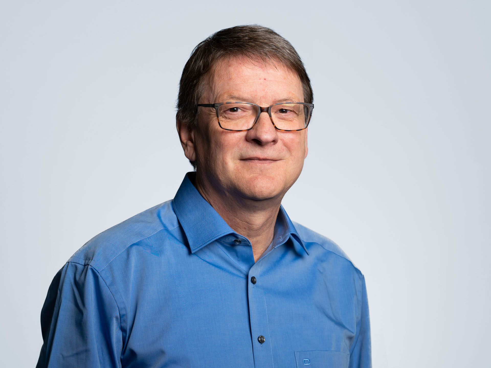 Werner Arnold lachend, Portraitbild