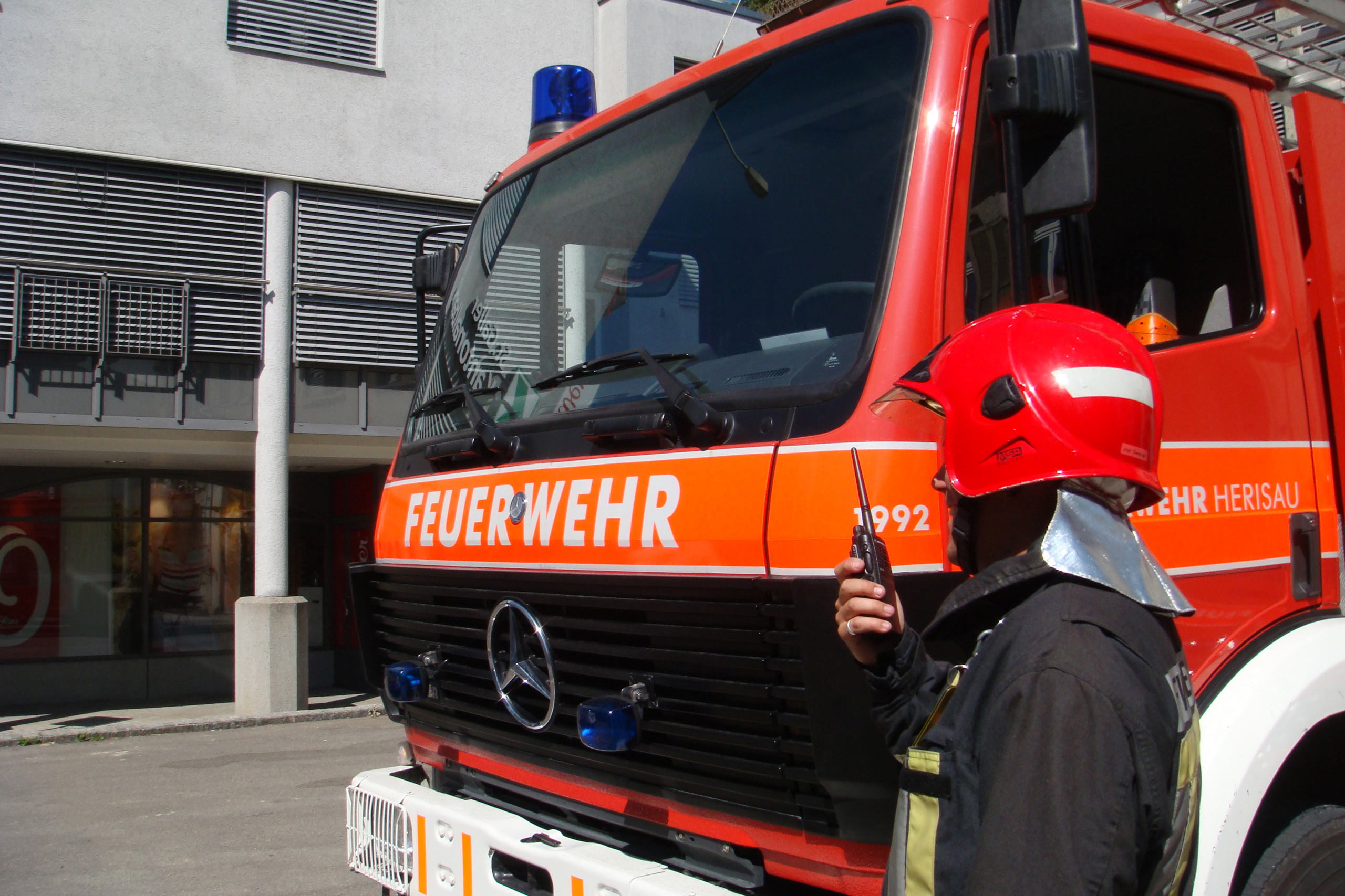 Blaulicht & öffentliche Dienste Feuerwehr Feuerwehrmann am Funkgerät