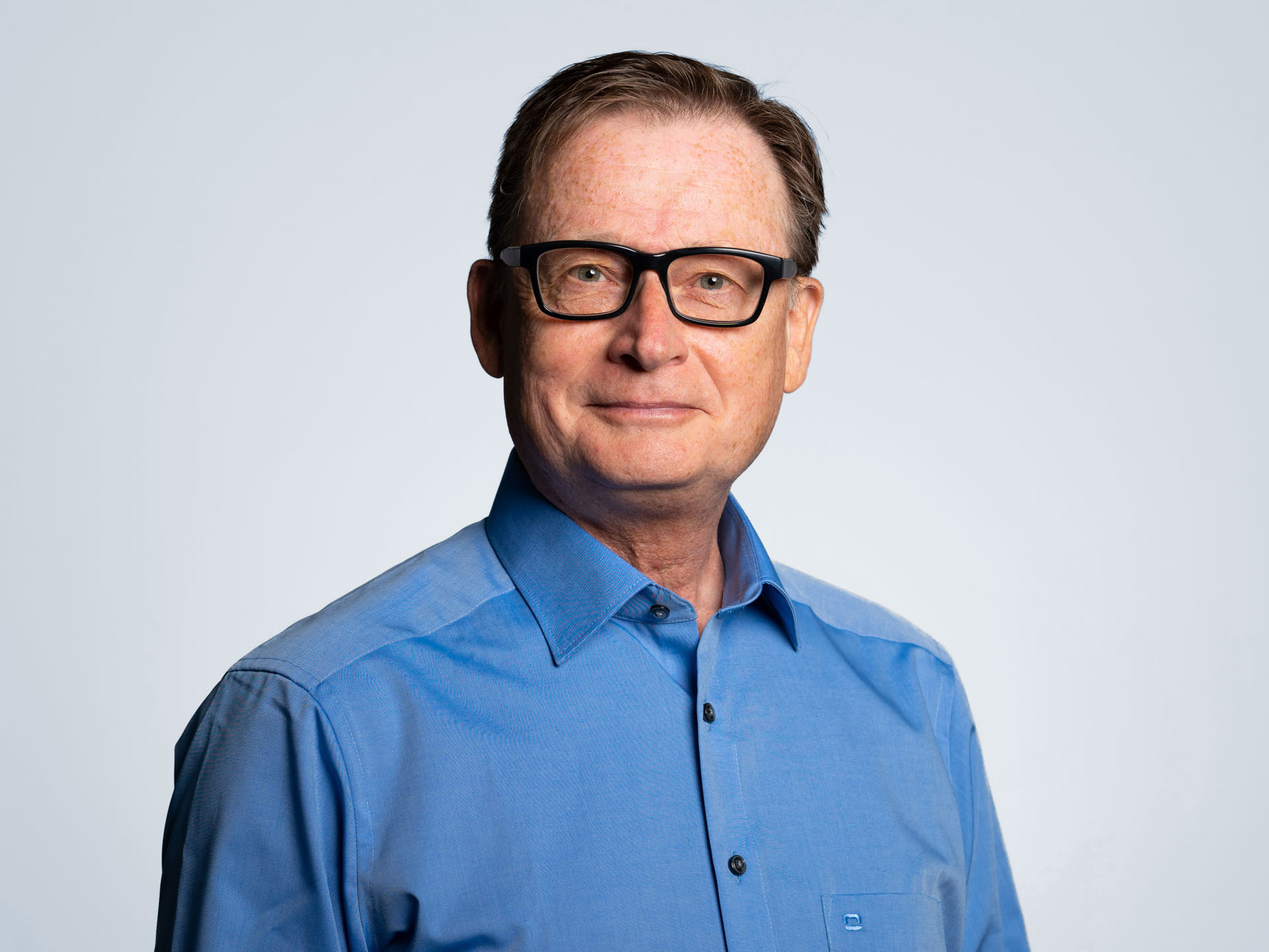 André F. Imbach lachend, Portraitbild