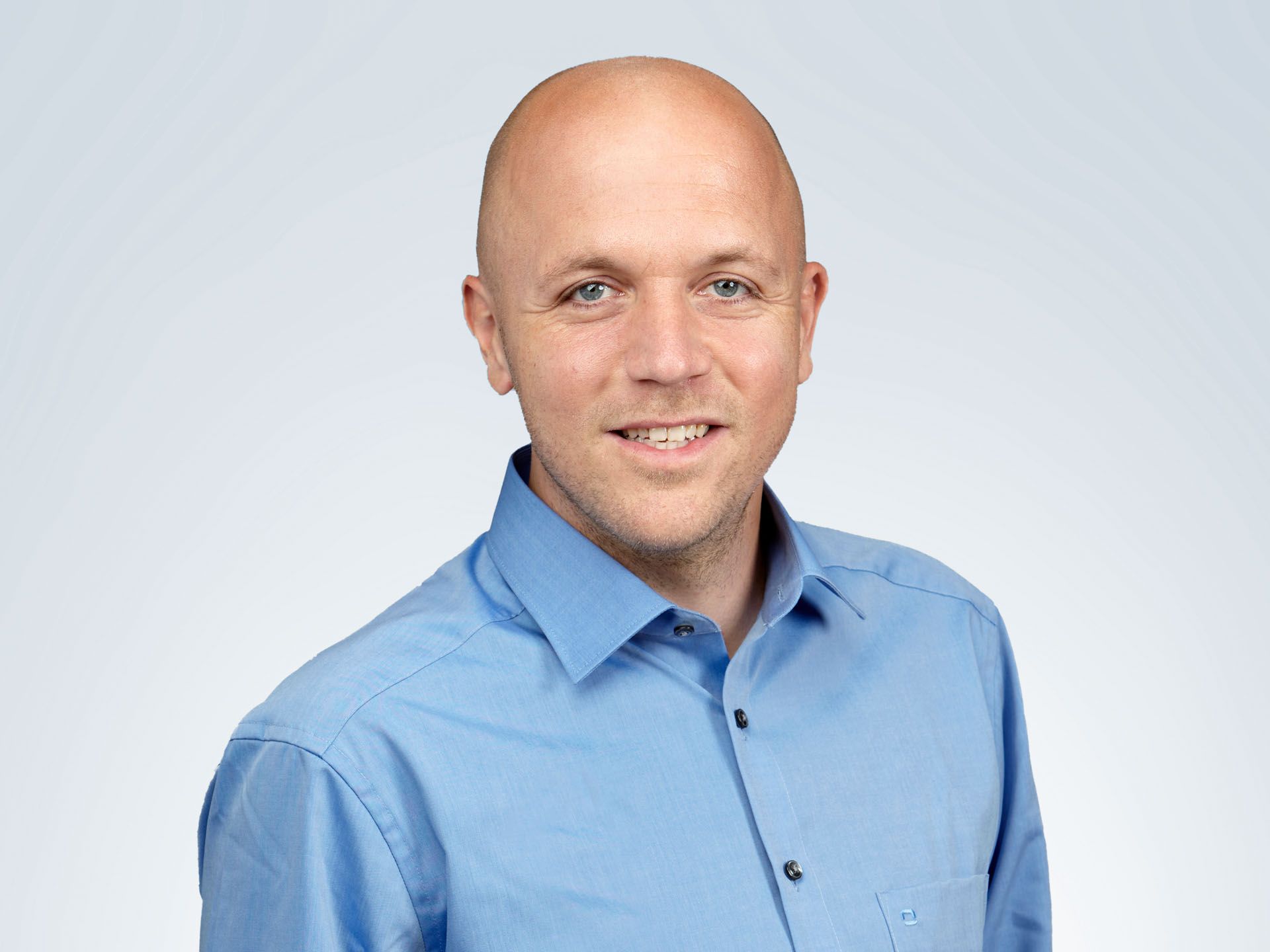 René Kipfer lachend, Portraitbild