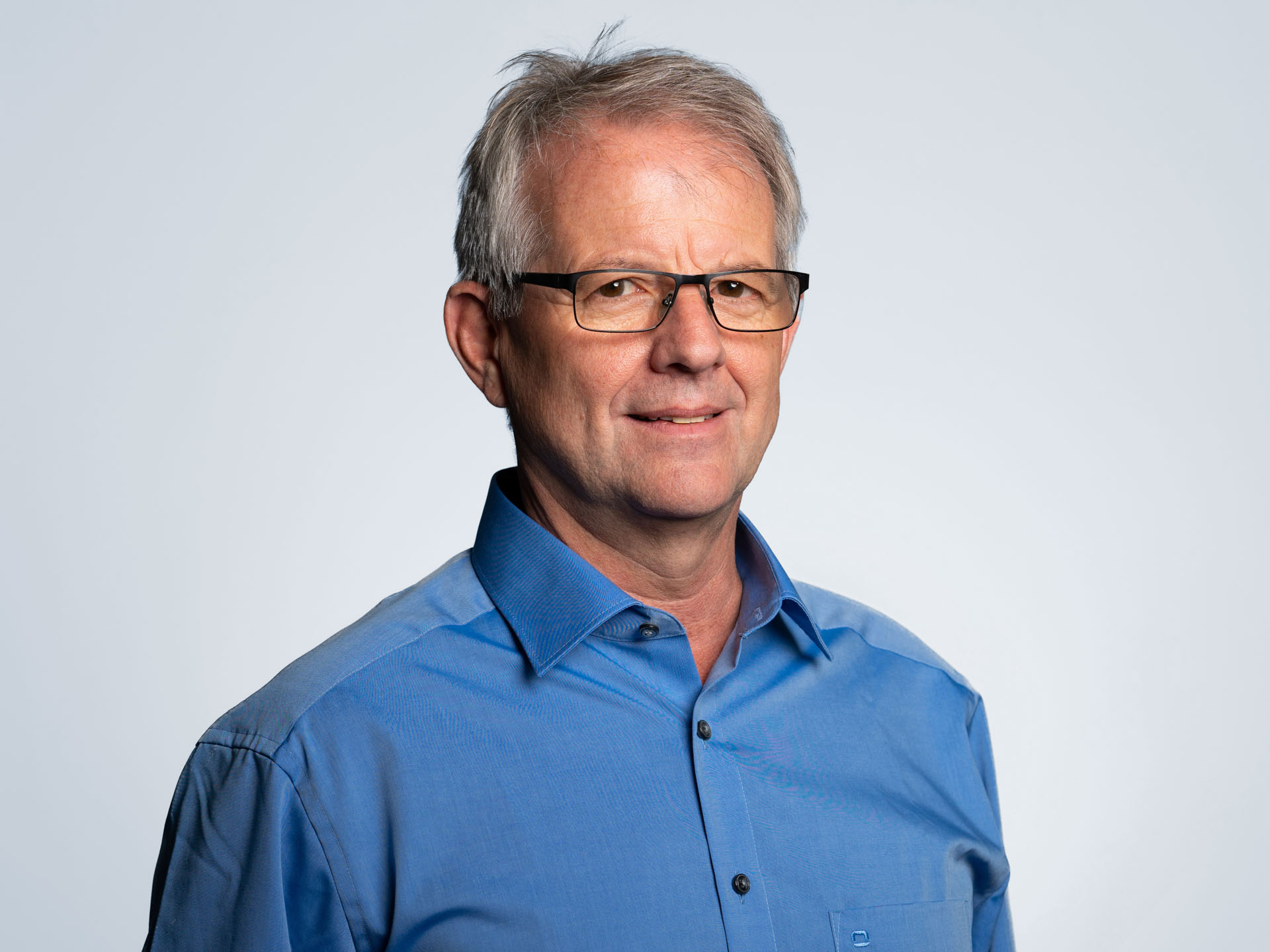 Hanspeter Linder lachend, Portraitbild