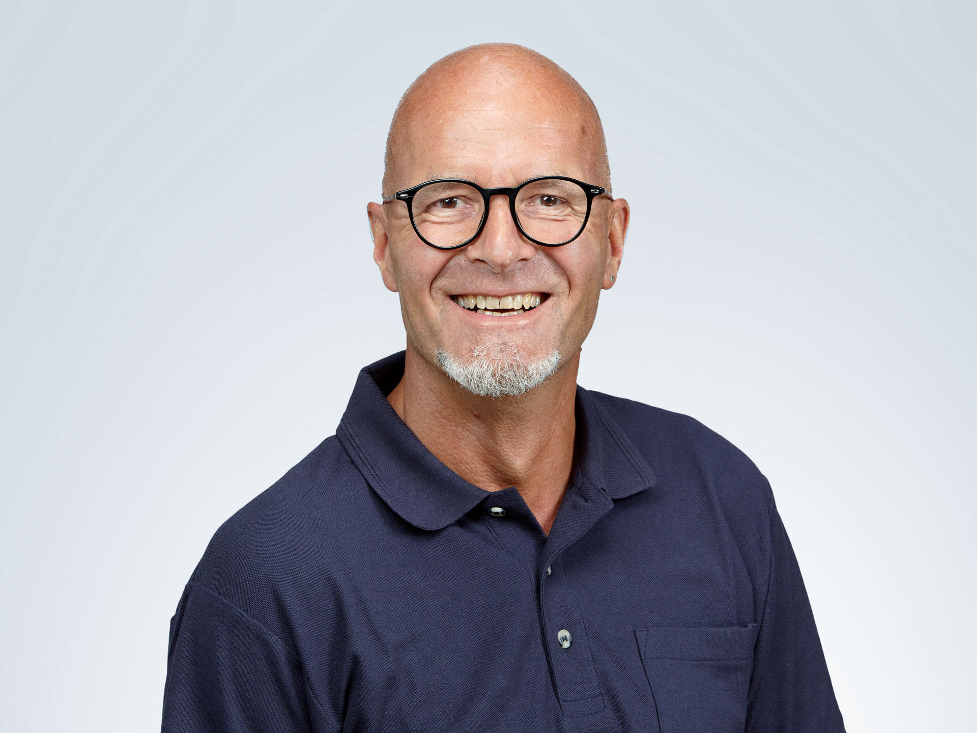 Kurt Müller lachend, Portraitbild