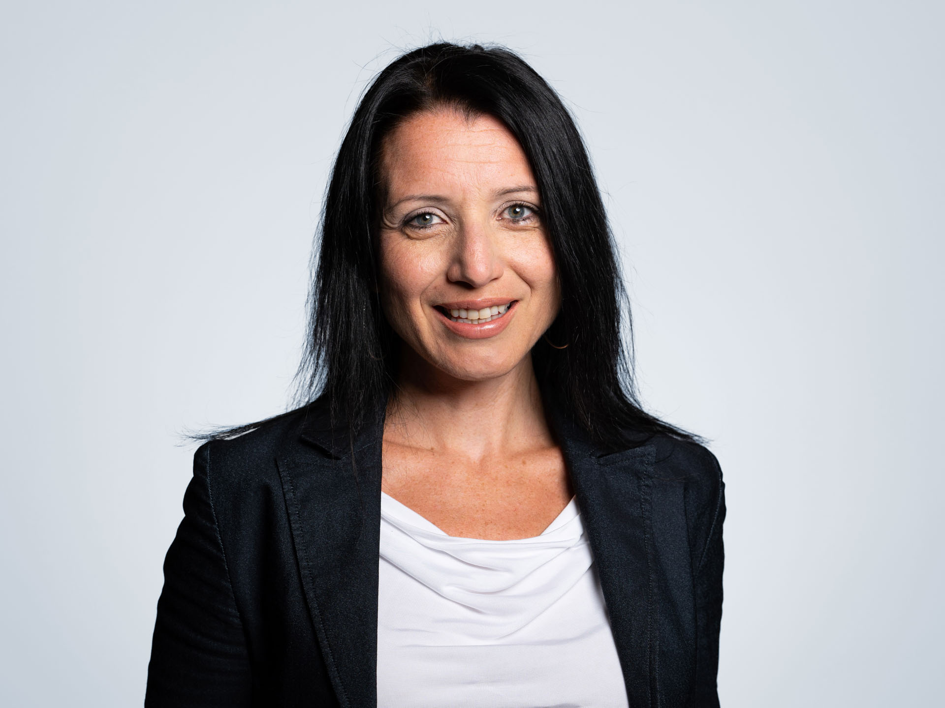 Silvia Neukomm lachend, Portraitbild